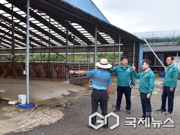 정성주 김제시장이 축산 농가 현장을 방문, 공감 소통 하며, 애로사항을 청취하고 있다.(사진=김제시)