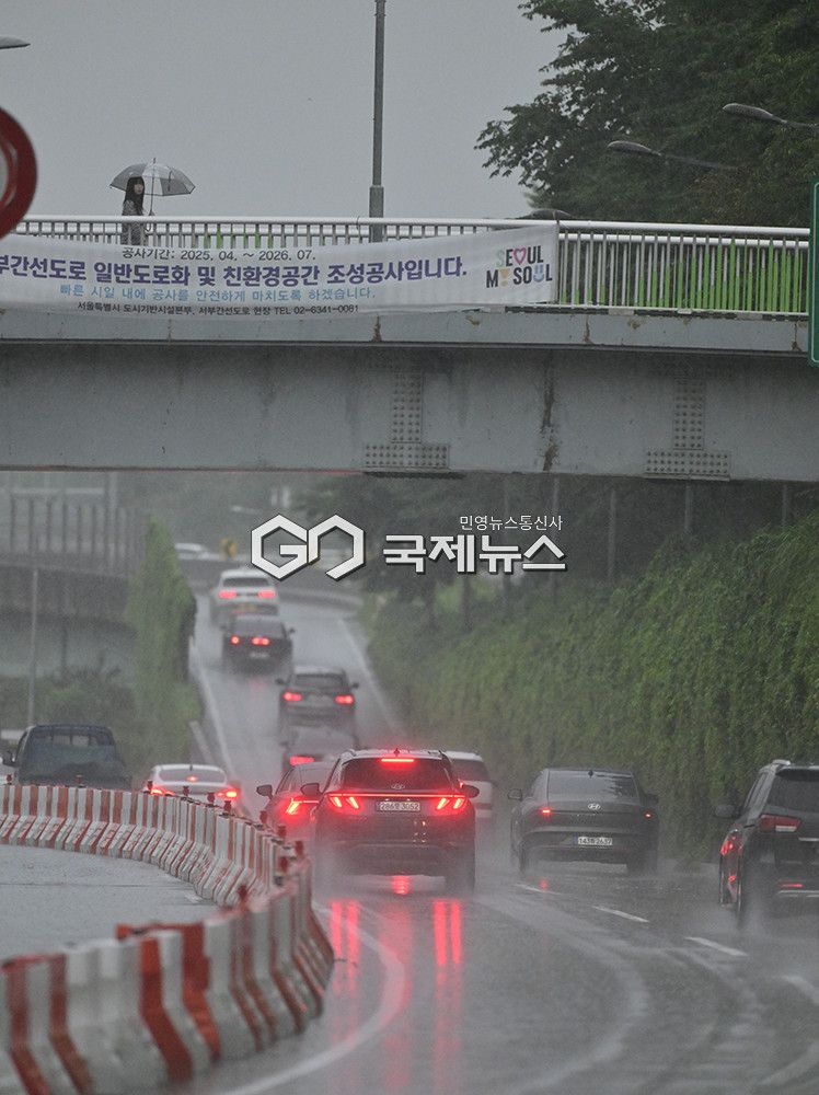 수도권과 중부지방, 천둥과 번개를 동반한 시간당 20~60mm 내외의 매우 강하고 많은 비 내려 (사진=안희영 기자)