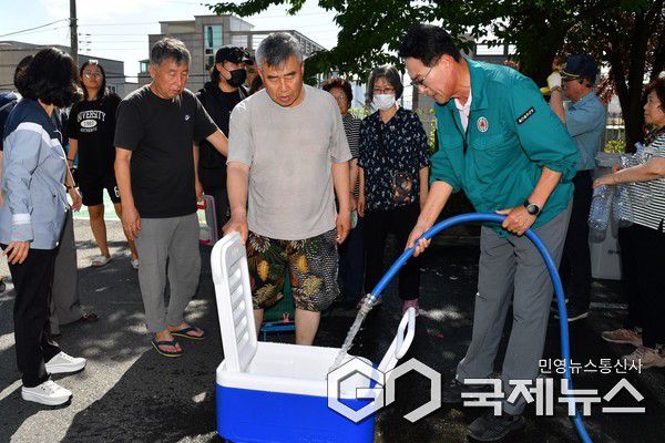 (사진제공=울주군) 울주군이 최근 집중호우로 인한 단수 피해지역의 물 공급을 위해 지난 20일부터 전 직원 비상근무를 실시 중인 가운데 이순걸 울주군수가 22일 삼남읍 한 공동주택에서 단수 피해주민들에게 생활용수를 나눠주고 있다.