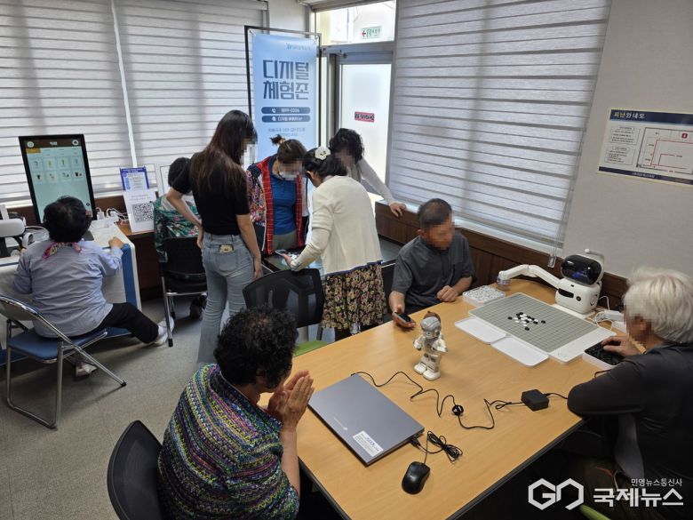 (제공=경주시) 디지털체험존을 이용하고 있는 시민들