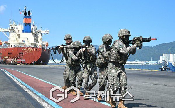 53사단 기동타격대 장병들이 울산항 일대에 침투한 적 특수작전부대를 제압하고 있다.(사진제공,육군)