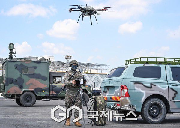 53사단 장병이 검문에 불응하고 울산항으로 접근중인 미상 선박을 추적하기 위해서 정찰드론을 이륙시키고 있다.(사진제공.육군)