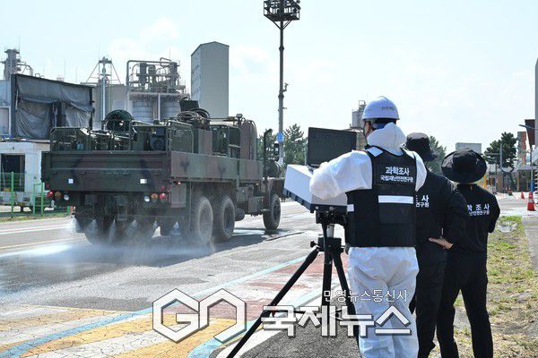 훈련에 참가한 인원들이 드론의 자폭 공격과 추락으로 발생한 화재를 진압하고 유해화학물질 유출 여부 등을 확인하고 있다.(사진제공,육군)