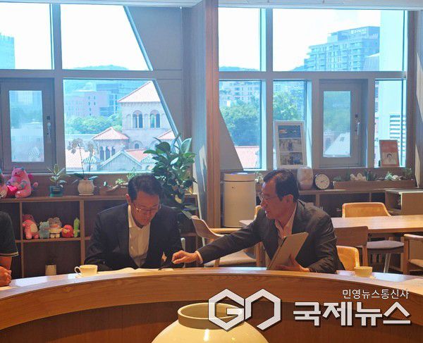 22일 이현재 하남시장(오른쪽)이 오세훈 서울시장(왼쪽)을 만나 위례신사선 하남연장 등 주요 교통현안을 건의하고 있다.(사진=하남시)