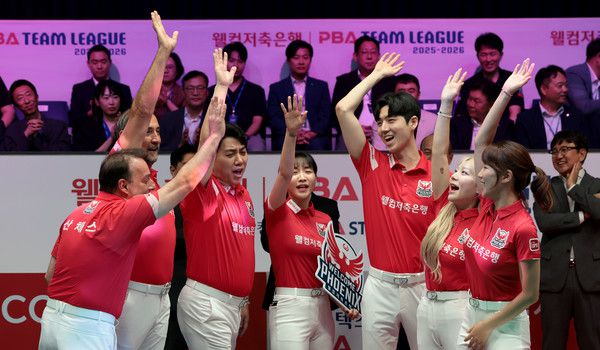 2라운드 최종일 하나카드를 누르고 극적인 역전 우승을 차지한 웰컴저축은행.(지난달 열린 팀리그 개막행사에서 화이팅을 외치고 있다)/@pba