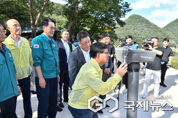 (사진제공=울주군) 이순걸 울주군수, 김성환 환경부장관과 반구천의 암각화 현장방문