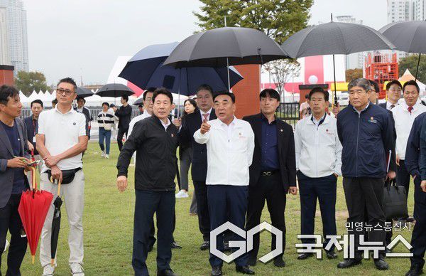 (사진제공=울산시) 13일 태화강 국가정원 남구 둔치에서 ‘2025 울산공업축제 프레스 컨퍼런스 데이’가 열린 가운데 김두겸 울산시장이 공업축제 세부계획을 언론과 공유하고 행사장 시설을 점검하고 있다.