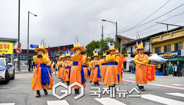 풍기역에서 축제장까지 주세붕 군수 행차 재현이 진행되고 있다