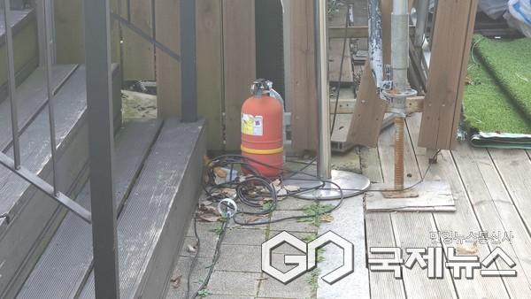 (사진/윤은중 기자) 광명동굴 빛의 광장 무대 옆에 비치된 소화기 주변에 낙엽과 쓰레기 그리고 전선이 방치되어 있고, 소화기 라벨은 찢겨져 있다.