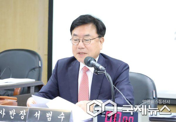 (경남=국제뉴스) 서병수(국민의힘) 의원(감사반장)이 28일 오전 경남도청 도정회의실에서 열린 국회 행정안전위원회 경남도청 국정감사를 진행하고 있다 . 사진=황재윤 기자