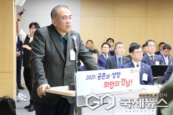 (경남=국제뉴스) 28일 오전 경남도청 도정회의실에서 열린 국회 행정안전위원회 경남도청 국정감사에서 증인으로 참석한 명태균씨가 의원의 질문에 답변을 하고 있다. 사진=황재유 기자