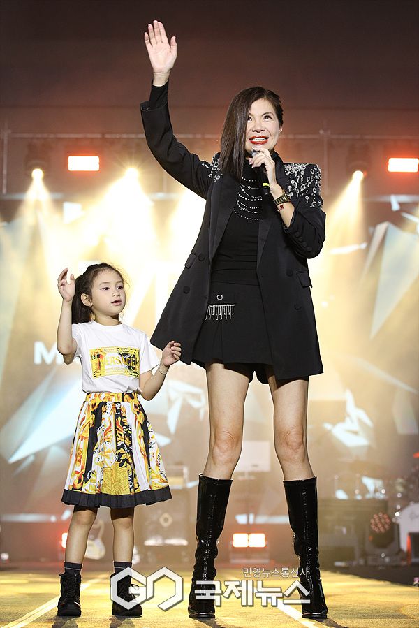 ▲ 패션쇼 무대에서 인사하는 홍콩 MT MODELLiNG Murine Tsui(머린 슈) 대표 / ⓒ이대웅 기자