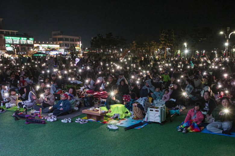 중부권 대표 야간 관광 콘텐츠로 자리매김한 삽교호 드론 라이트 쇼에 몰린 관람객 (당진시)