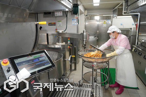 제주형 조리로봇 도입으로 근골격계 부담도 크게 완화됐다. 근육 활성도는 32~75% 감소, 몸통·어깨 굴곡 등 반복 동작 빈도는 72~79% 감소했다. 조리 중 심박수 증가율과 피로·통증 등 주관적 불편감 역시 전반적으로 줄어든 것으로 조사됐다.[사진=제주도교육청]