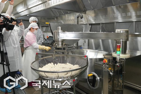 제주도교육청은 1일 제주여자상업고등학교 급식실에서 ‘인공지능 기반 제주형 학교급식 조리로봇’ 시연회를 열고 본격 운영에 들어갔다. 학교급식 분야에서 인공지능 기술을 적용한 협동형 조리로봇 도입은 전국 최초다.[사진=제주도교육청]