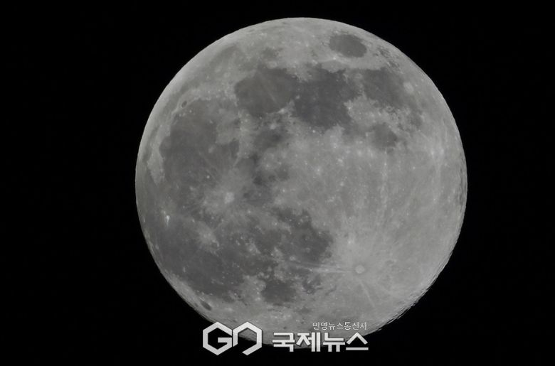 2025년 마지막 보름달 콜드 슈퍼문, 어둠속 더욱 환하게 빛 비춰 (사진=안희영 기자)