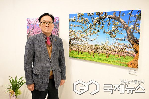 정재문 작가 개인전이 서울 양재동 aT센터에서 열리고 있는 가운데, 정 작가가 자신의 작품 앞에서 포즈를 취하고 있다. 사진/엄태수 기자