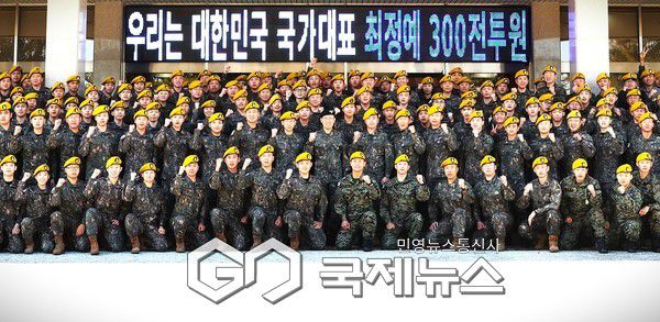 김규하(대장) 육군참모총장이 최정예 300전투원에 선발된 인원들과 단체사진 촬영.(사진제공.육군)