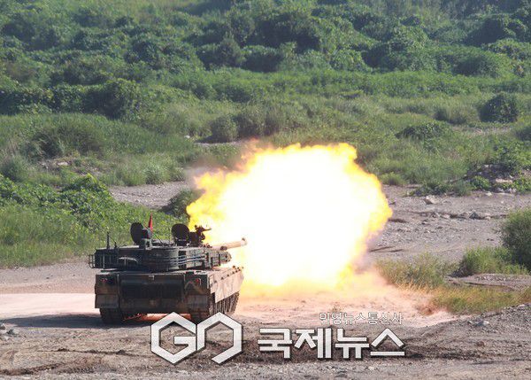 최정예 300전투원 대표선발을 위한 군단 경연대회에서 K2전차가 표적을 향해 포탄을 발사하고 있다.(사진제공.육군)