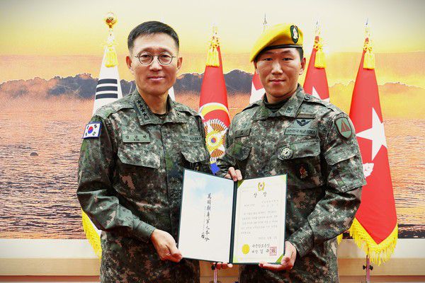 김규하(대장) 육군참모총장이 최정예 300전투원에 선발된 인원에게 황금색 베레모와 휘장, 상장을 수여.(사진제공.육군)