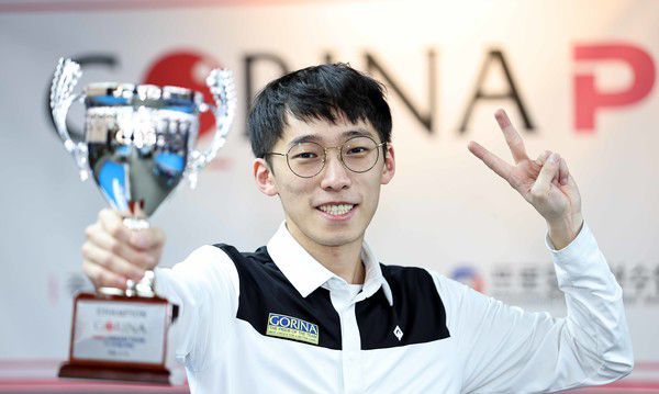 지난 23-24시즌 드림리그 6차전 챔피언에 오른 뒤 트로피를 들고 포즈를 취한 임완섭/@PBA