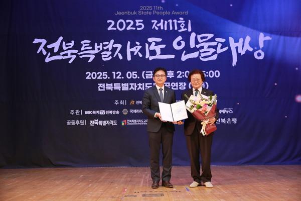 김종준 영경의료재단(전주병원)원장이 ‘2025 제11회 전북특별자치도 인물대상’ 특별상 도지사 표창을 수상하고 기념촬영을 하고있다.(사진=김종빈 기자)