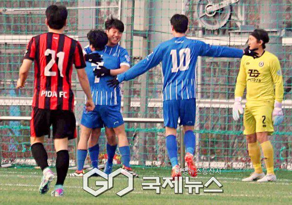 마포구 노블FC 이유신이 30일 중랑구립운동장에서 열린 2025 서울시민축구리그 남자부 중랑구 PIDAFC와 결승전 전반 2분 만에 선취골을 터트리고 팀 동료들과 기뻐하고 있다(사진=서울시축구협회)