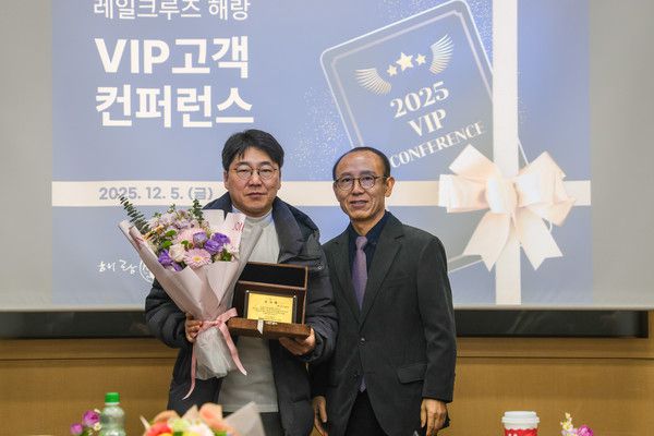해랑 VIP고객과 기념사진 촬영하는 이우현 코레일관광개발 대표이사 직무대행(오른쪽). 사진/코레일관광개발