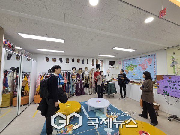 (사진/안산시 제공) 요미우리 기자단이 2일 안산시외국인주민지원본부를 방문해 세계문화체험관을 둘러보고 있다.