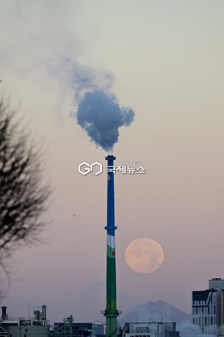 콜드 슈퍼문이 연말을 맞아 일출 해에게 빛을 넘겨주다. (사진=안희영 기자)