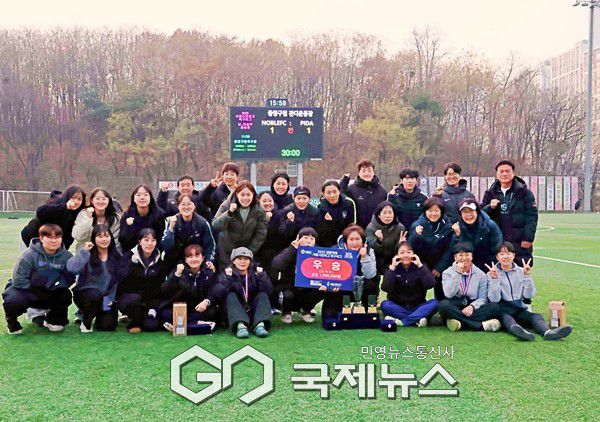 여자동호인축구 최강 송파구여성축구단이 30일 중랑구립운동장에서 열린 2025 서울시민축구리그 여자부 결승전에서 중랑구여성축구단을 승부차기 끝에 승리를 거둬 대회 2연패 달성 후 기념 촬영에 임하고 있다(사진=서울시축구협회)