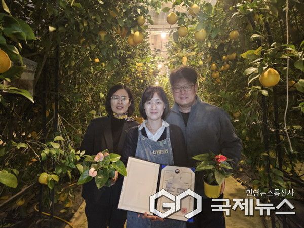 농촌진흥청 주최 '제21회 생활원예·치유농업 경진대회'서 우수상을 수상한 한수정 팜앤트리 대표(가운데)(사진=용인시)