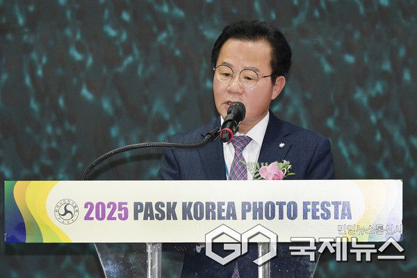 한국사진작가협회 유수찬 이사장이 4일 서울 양재 aT센터에서 열린 ‘2025 대한민국사진축전(PASK KOREA PHOTO FESTA)’ 개막식에서 환영사를 하고 있다. 사진/ 엄태수 기자