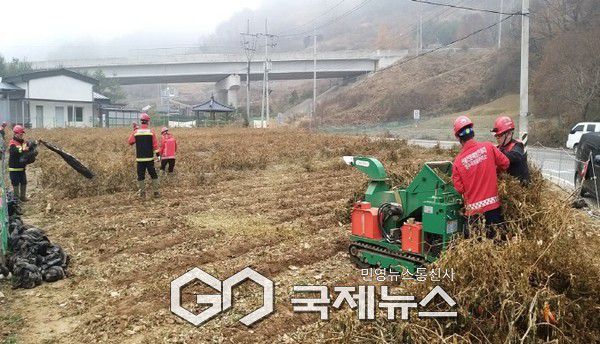 영농부산물 수거·파쇄 지원단 고춧대 수거 및 파쇄