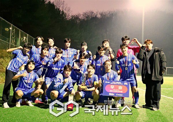 챔피언 마포구 노블FC 선수단이 30일 중랑구립운동장에서 열린 2025 서울시민축구리그 남자부 시상식 후 기념 촬영을 하고 있다(사진=서울시축구협회)