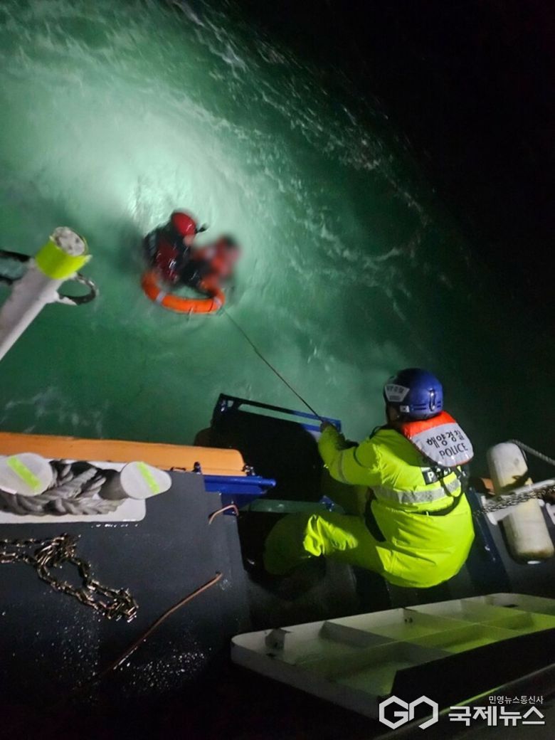 태안해경이 어선 전복사고로 물에 빠진 선원을 구조하고 있다. /태안해양경찰서