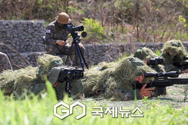 최정예 300전투원 대표선발을 위한 사단 경연대회에서 전투부상자처치 능력을 평가받고 있다.(사진제공.육군)