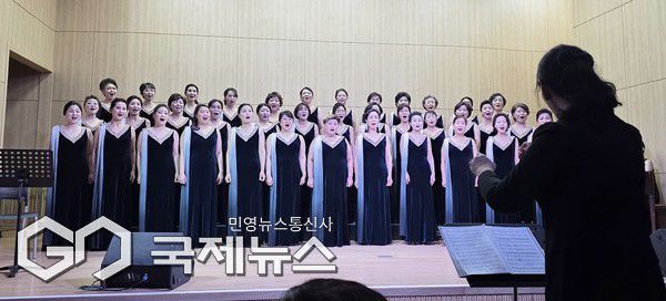 창단 10주년을 맞은 연노형여성합창단이 올해 ‘우리복지관 우리문화콘서트’와 함께 무대를 꾸리며 발달장애인 합창팀 ‘우리소리합창단’과 뜻깊은 합동 공연을 펼쳤다.[사진=문서현 기자]