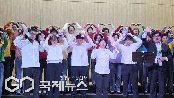 우리소리합창단은 연노형여성합창단과 함께 동요 메들리를 선보였다. ‘등대지기’, ‘섬집아기’, ‘너라서 참 좋은 날’, ‘행복해요’ 등 익숙한 곡들이 무대 위에서 따뜻한 에너지로 재탄생했고, 단원들의 성실한 연습이 느껴지는 힘 있는 목소리는 객석의 큰 박수와 감동을 이끌어냈다.[사진=문서현 기자]