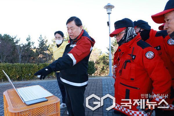 (사진제공=동구) 김종훈 동구청장이 드론활용 산불예방 현장점검을 하고 있다.
