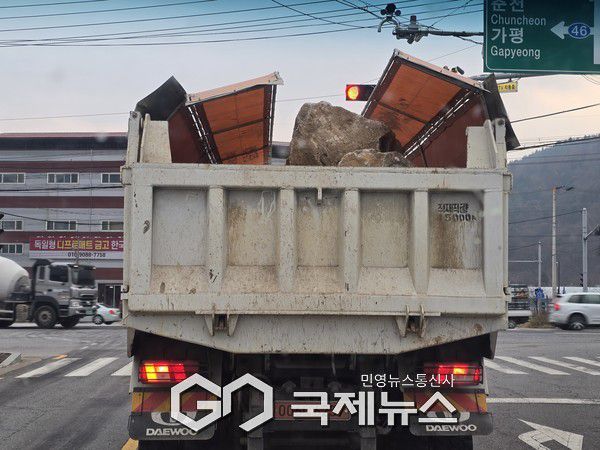 가평군 두밀리 대청비료 현장 반출되고있는 발파석 [사진/ 김서중 기자]