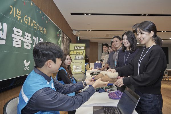 서울 양재동 ‘SPC1945’ 사옥에서 8일 진행된 ‘기부, GIVE해’ 캠페인에서 임직원들이 물품을 기부하고 있다.(사진=SPC그룹)
