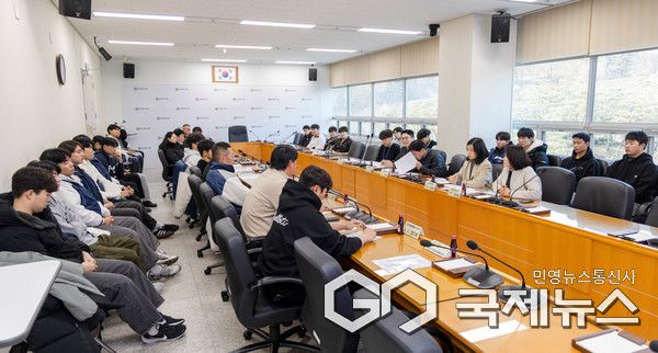 용인특례시의회 김희영 의원과 기주옥 의원이 공동 주관해 22일 시의회 대회의실에서 관내 대학 운동팀 고충 청취 간담회’를 열었다.(사진=용인시의회)