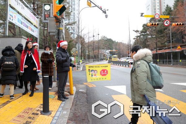 이상일 용인특례시장이 24일 기흥구에 있는 독정초등학교에서 교통지도봉사를 하고 있다.(사진=용인시)