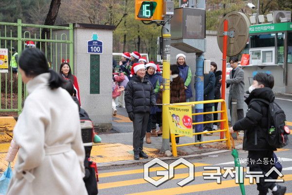 이상일 용인특례시장이 24일 기흥구에 있는 독정초등학교에서 교통지도봉사를 하고 있다.(사진=용인시)