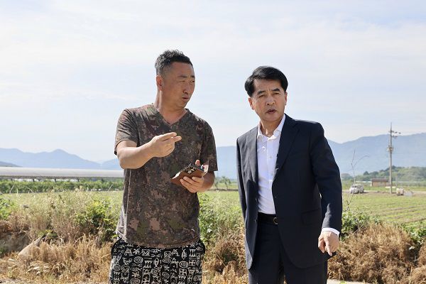 최재형 군수(오른쪽) 노지스마트팜 현장 방문 모습.(제공=보은군청)