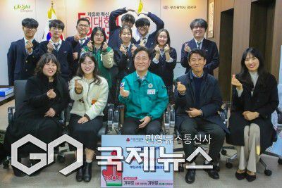 (앞줄 왼쪽부터: 김민경 이사장, 박수진 교사, 김형찬 구청장, 이종호 교감, 2학년 학부모)