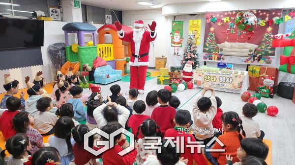 ▲ 의왕시, 부곡동지역사회보장협의체 산타할아버지와 함께 하는 어린이집 1004나눔 저금통기부 참빛어린이집 [의왕시제공]