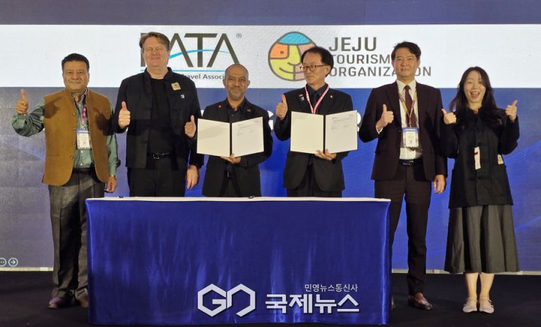 왼쪽부터 수만 판데이(Suman Pandey) PATA 부회장, 피터 시몬(Peter Semone) PATA 회장, 누르 아흐마드 하미드 PATA CEO, PATA, 고승철 제주관광공사 사장, 신현철 제주관광공사 글로컬관광팀장, 유정은 제주관광공사 마이스뷰로팀 대리. 사진/유지현 기자