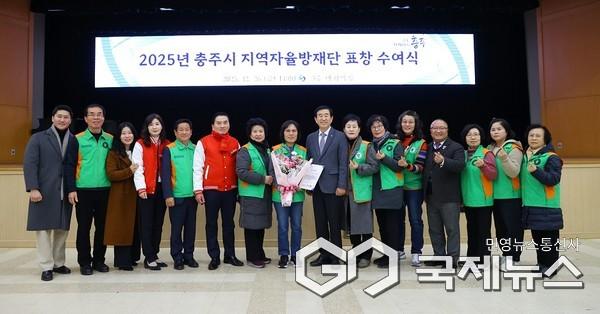 연수동 단원 표창 수영 후 기념 촬영 모습(사진=충주시)